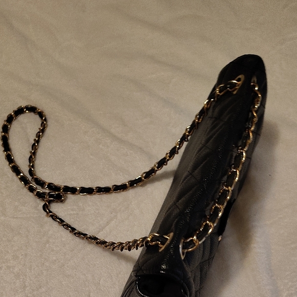 Attention Black Quilted Shoulder Bag with Gold Chain - Picture 4 of 4